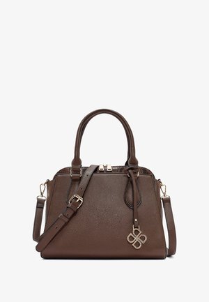 Sac à main en cuir marron avec une finition texturée, poignées doubles, bandoulière réglable, quincaillerie dorée et un détail de charme distinctif.