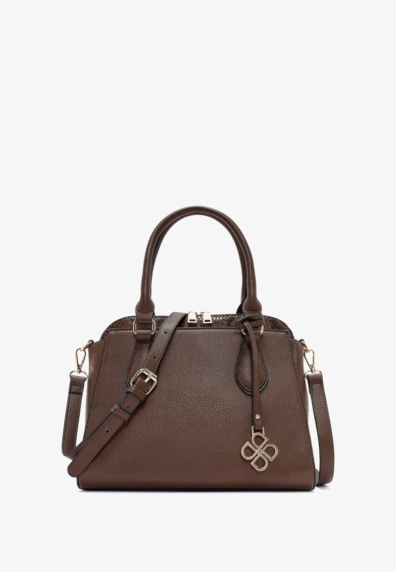 Brązowa skórzana torebka z teksturowanym wykończeniem, podwójnymi rączkami, regulowanym paskiem, złotymi akcentami i charakterystycznym detalem w postaci zawieszki.