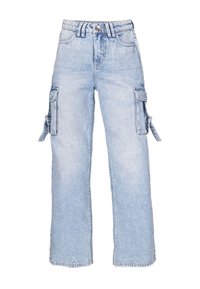 Pantalones cargo de denim azul claro con perneras anchas, que cuentan con dos bolsillos laterales, cierre de botón y pasadores para cinturón.