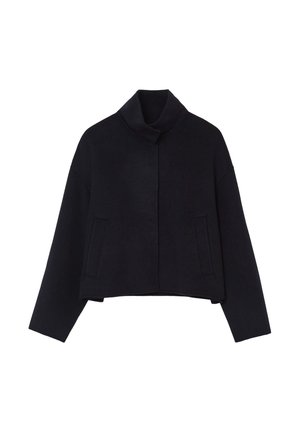 Veste noire courte en laine, avec un col haut, des épaules tombantes et deux poches avant, présentant une texture lisse.