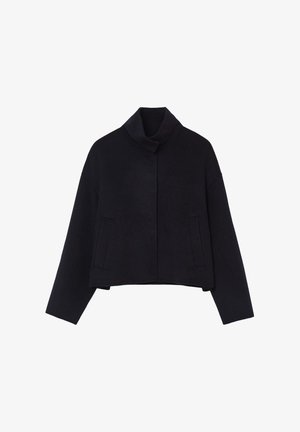 Veste noire courte en laine, avec un col haut, des épaules tombantes et deux poches avant, présentant une texture lisse.