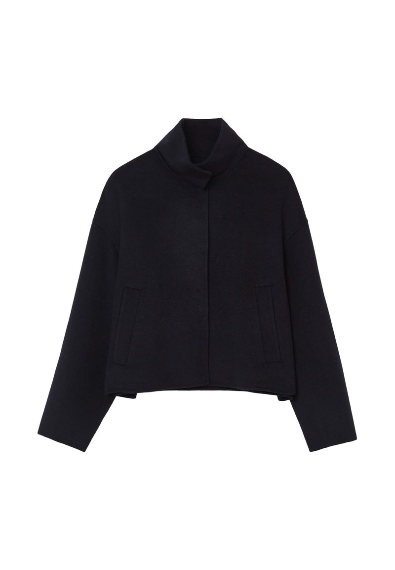 Giacca nera corta in lana, con colletto alto, spalle cadenti e due tasche frontali con una texture liscia.