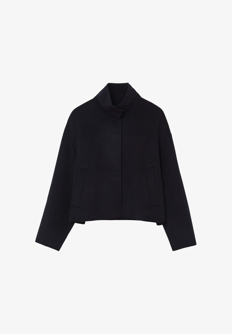Giacca nera corta in lana, con colletto alto, spalle cadenti e due tasche frontali con una texture liscia.