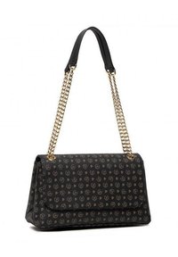Borsa a mano nera in tessuto con motivo a logo, tracolla in catena dorata e chiusura a pattina. Presenta un design strutturato e una texture liscia.