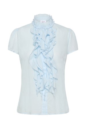 Lichtblauwe blouse met korte mouwen, hoge met ruches versierde kraag en golvende ruches langs het knopenpad aan de voorkant.