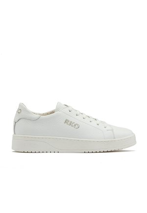 Białe skórzane sneakersy o teksturowanym wykończeniu, z okrągłym noskiem, sznurowanym zapięciem oraz subtelnym logo z boku i na pięcie.