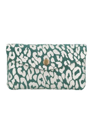Clutch in tessuto stampa leopardo verde e bianco, con patta arrotondata e chiusura centrale con bottone dorato.