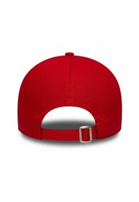 Rote Baseballcap mit einer strukturierten, runden Krone. Verfügt über einen verstellbaren Riemen auf der Rückseite mit einer metallischen Schnalle. Glatte Stoffoberfläche.