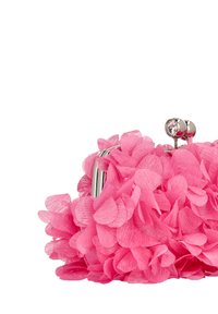 Clutch floreale rosa realizzato con petali sovrapposti, caratterizzato da una chiusura color argento decorata con una gemma trasparente. Texture vivace e strutturata.