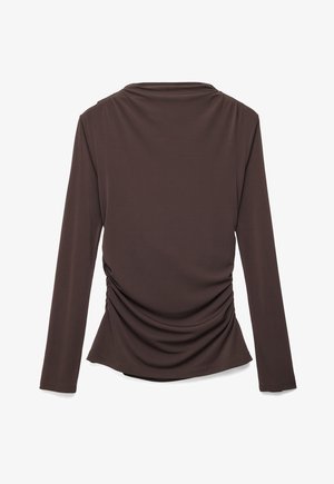 Mørkebrun langærmet skjorte med rynke-detaljer i siden, vist fladt med bagsiden vendt fremad.