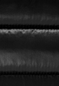 Fekete szövet sima, fényes textúrával. Finom, vonalas mintázattal és enyhe fényváltozásokkal rendelkezik a felületen.