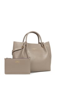 Sac fourre-tout en cuir gris avec double anses, présentant une poche avant et une petite pochette assortie. Surface texturée et accents dorés visibles.