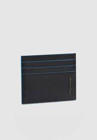 Zwarte leren kaarthouder met blauwe stiksel, voorzien van vier kaartvakken en een strak, minimalistisch ontwerp. Met een logo als accent.