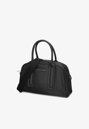 Borsa rettangolare nera con due manici arrotondati, tracolla staccabile, chiusura con cerniera e piccolo logo metallico sul pannello frontale.