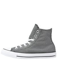 Sneaker alte con un motivo a rombi bianco e nero, suola in gomma e lacci e bordi bianchi a contrasto. Doppietti in argento sui lati.