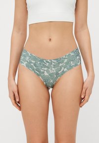 Menta zöld, bikini fazonú alsónemű, sima textúrával és absztrakt mintázattal. Alacsony derekú kialakítással rendelkezik, kényelmes elasztikus derékszallaggal.