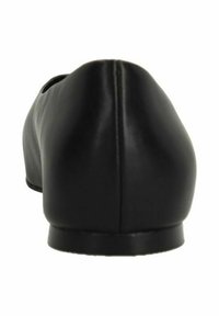 Chaussure en cuir noir avec un bout arrondi et un petit talon, présentant des détails de couture subtils le long de l'arrière et des côtés pour un profil élégant.