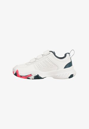 Weißer Sportschuh mit Klettverschlüssen, ausgestattet mit einer strukturierten Oberfläche, Belüftungsöffnungen für Atmungsaktivität und einer mehrfarbigen Sohle mit rosa Akzenten.