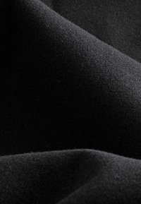 Material textil negru cu o suprafață moale și texturată, ce prezintă curbe line și fluxuri netede, cu un finisaj mat, ideal pentru diverse aplicații textile.