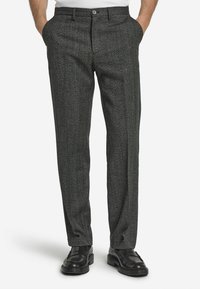 Pantalons gris pour homme avec un motif en chevrons texturé, coupe droite, poches inclinées et une taille avec fermeture à bouton.