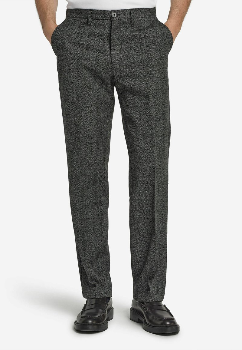 Pantalons gris pour homme avec un motif en chevrons texturé, coupe droite, poches inclinées et une taille avec fermeture à bouton.