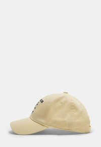 Beige Baumwoll-Baseballmütze mit gebogenem Schirm, mit schwarz bedrucktem Design auf der Vorderseite und gestickten Ösen an den Seiten.