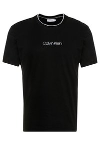 Černé bavlněné tričko s krátkými rukávy, kulatým výstřihem, kontrastním bílým lemováním a logem Calvin Klein bílé barvy na přední straně.