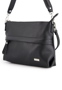 Sort læder crossbody taske med struktureret overflade, aftagelig rem, lynlåslukning i toppen og en lille metal logo-plade på forsiden.