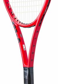 Rode tennisracket met een V-vormig frame, witte snaren en een zwarte grip. Heeft de tekst "BLADE" langs het frame en een zwart accent.