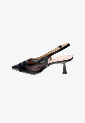Scarpa con tacco slingback nera con punta, lati in mesh, tacco basso curvato e cinturino regolabile con fibbia.