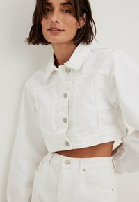 NA-KD BAUCHFREIE - Jeansjacka - white