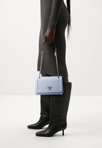 Guess NOELLE CONVERTIBLE - Taška cez plece - sky blue