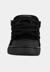 Zapatillas de skate negras con parte superior de ante texturizado y sintético, que cuentan con cordones redondos, suela resistente y logotipo en la lengüeta.