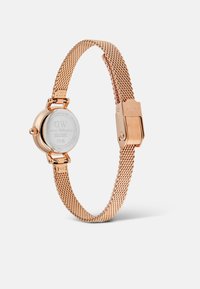 Roségoldenes Mesh-Uhr mit rundem Gehäuse, silbernem Zifferblatt und Verschluss. Mit „DW“-Logo am Armband und auf der Rückseite.