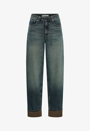 Rifle z vypraného modrého denimu s vysokým pásom, vreckami vpredu, opaskom na viazanie v páse a hnedými ohrnutými lemami.