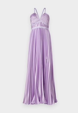Vestido lilas con pliegues, escote en V profundo, tirantes finos y cintura ajustada. La tela tiene una textura suave y similar a la satén.