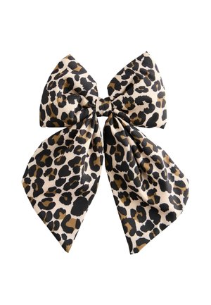 Hårrosett med leopardmönster i stor, vikt form. Tillverkad av mjukt tyg med svarta och bruna fläckar på en beige bakgrund. Centralt knutdetalj.