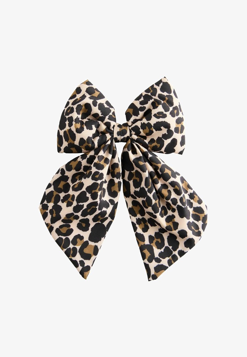 Fundă pentru păr cu imprimeu de leopard, cu o formă mare, pliată. Fabricată dintr-un material neted, cu pete negre și maronii pe un fundal bej. Detaliu de nod central.