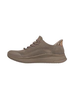 Hellbrauner gestrickter Sneaker mit Schnürung vorne, strukturierter Sohle und metallischem Akzent an der Ferse, seitlich gezeigt.