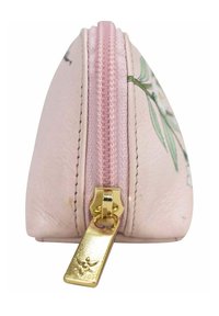 Roze ritszak met bloemmotief, goudkleurige ritsbeslag, zachte textuur en een driehoekig ontwerp, biedt compacte opslag.