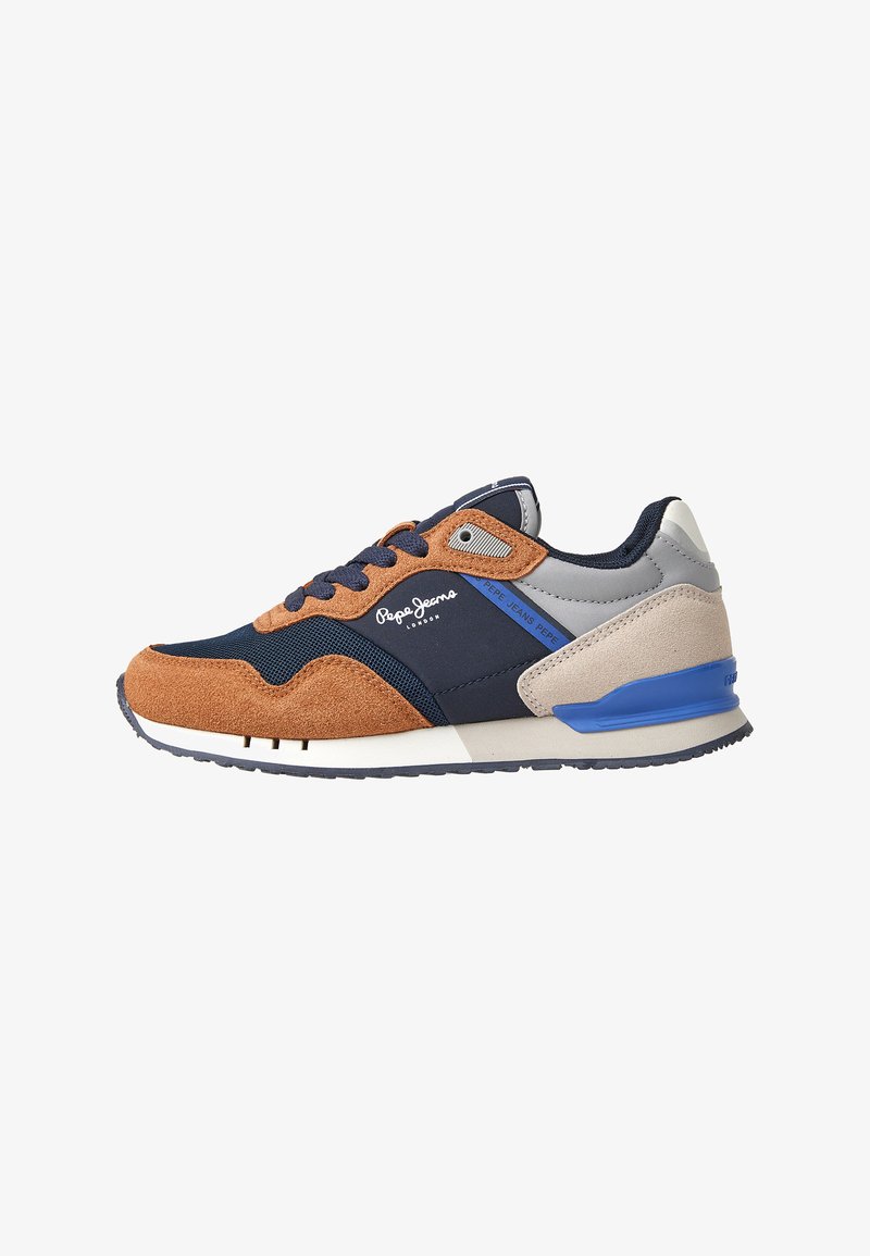 Zapatilla azul marino con acentos de ante marrón, superposiciones sintéticas grises y detalles en azul. Cuenta con una suela acolchada y un diseño de cordones.