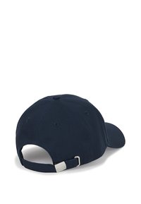 Mörkblå bomullsbasketcap med böjd skärm, justerbar rem på baksidan och ventilationshål längs kronan för andningsförmåga.