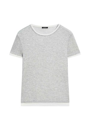 T-shirt gris clair à manches courtes avec bordure blanche aux manches, à l'encolure et à l'ourlet, présenté sur un fond blanc.