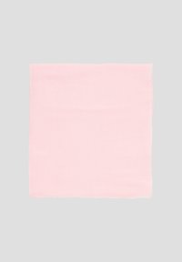 Écharpe rose clair avec un tissage doux et texturé. Présente une forme rectangulaire régulière et des rayures horizontales subtiles sur le tissu.