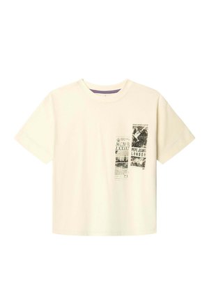 Kortmouws crème T-shirt met zwarte grafische tekst en afbeeldingen op de linkerborst met de tekst "Pepe Jeans London" en Romeinse cijfers.