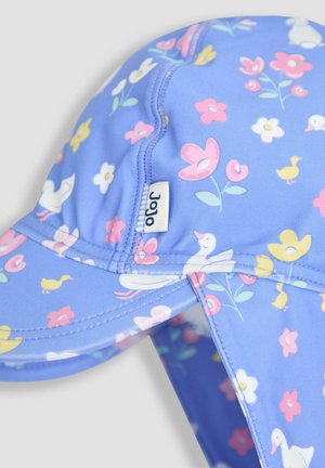 Cappello da sole blu con motivi floreali e anatre, in tessuto morbido, con visiera curvata e alette laterali per protezione dal sole. Presenta un'etichetta bianca.