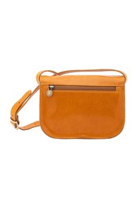 Borsa a tracolla in pelle arancione con una tasca frontale con zip. Finitura liscia, forma rettangolare e tracolla regolabile con dettagli in metallo dorato.