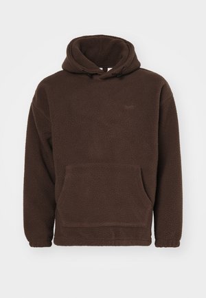 Sweat à capuche en polaire marron foncé avec poche avant, capuche réglable par un cordon, et manches longues, présenté sur un fond clair uni.
