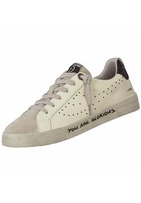 Cremefarbene Ledersneaker mit grauen Wildlederelementen, perforiertem Design, flachen Schnürsenkeln und der Aufschrift "DU BIST GLORREICH" an der Seite.