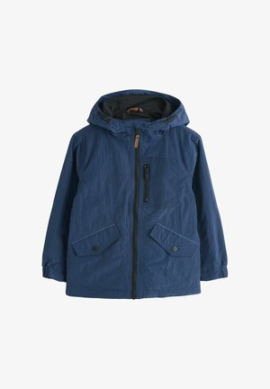 Chaqueta azul con capucha, cremallera frontal, dos bolsillos con solapa y botón, y un bolsillo en el pecho con cremallera, fabricada con tela texturizada.